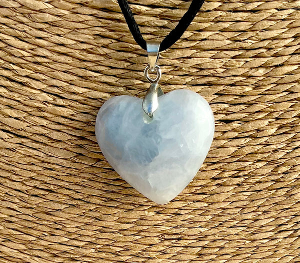 Pendentif Calcite bleue - Pierre Plate en forme cœur